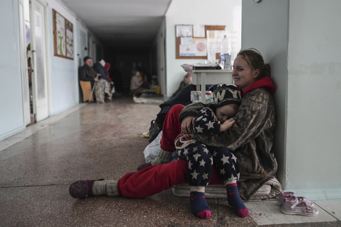 Анастасія Ярашова плаче, обіймаючи дитину в коридорі лікарні, 11 березня. Інша дитина Анастасії загинула під час обстрілу Маріуполя